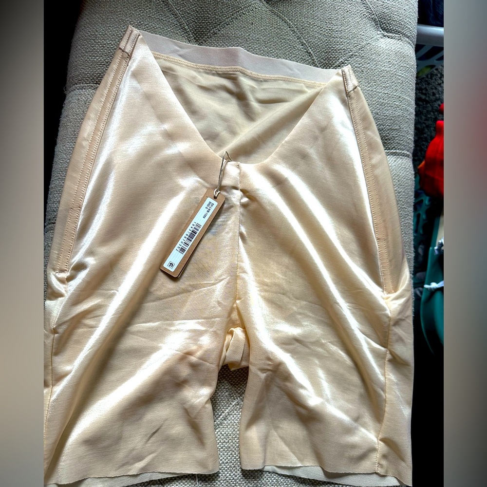 Skims shapewear size small NWT